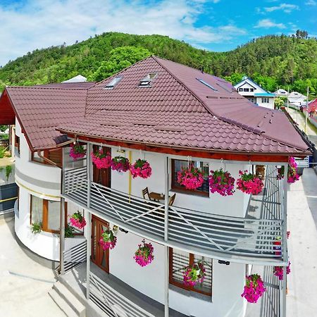 Vaias Aparts Targu Neamt Exterior photo