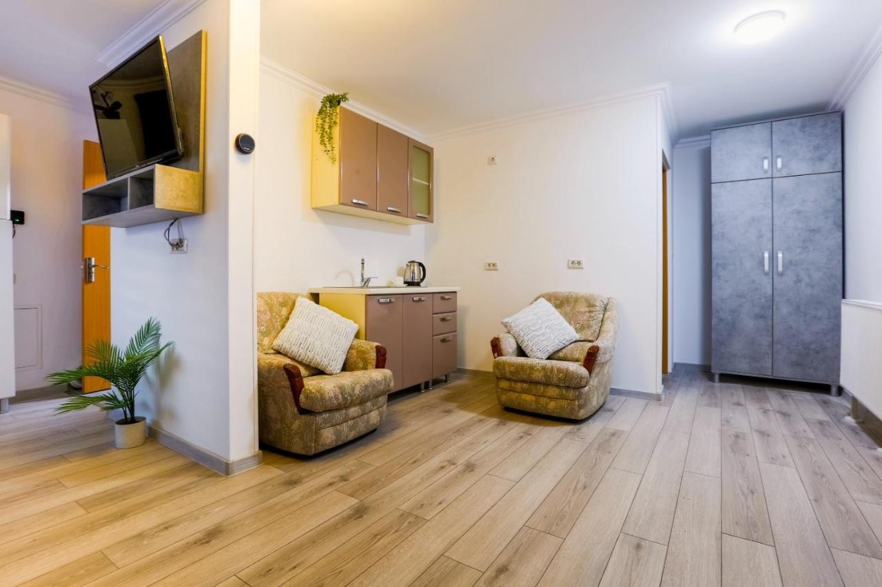 Vaias Aparts Targu Neamt Exterior photo