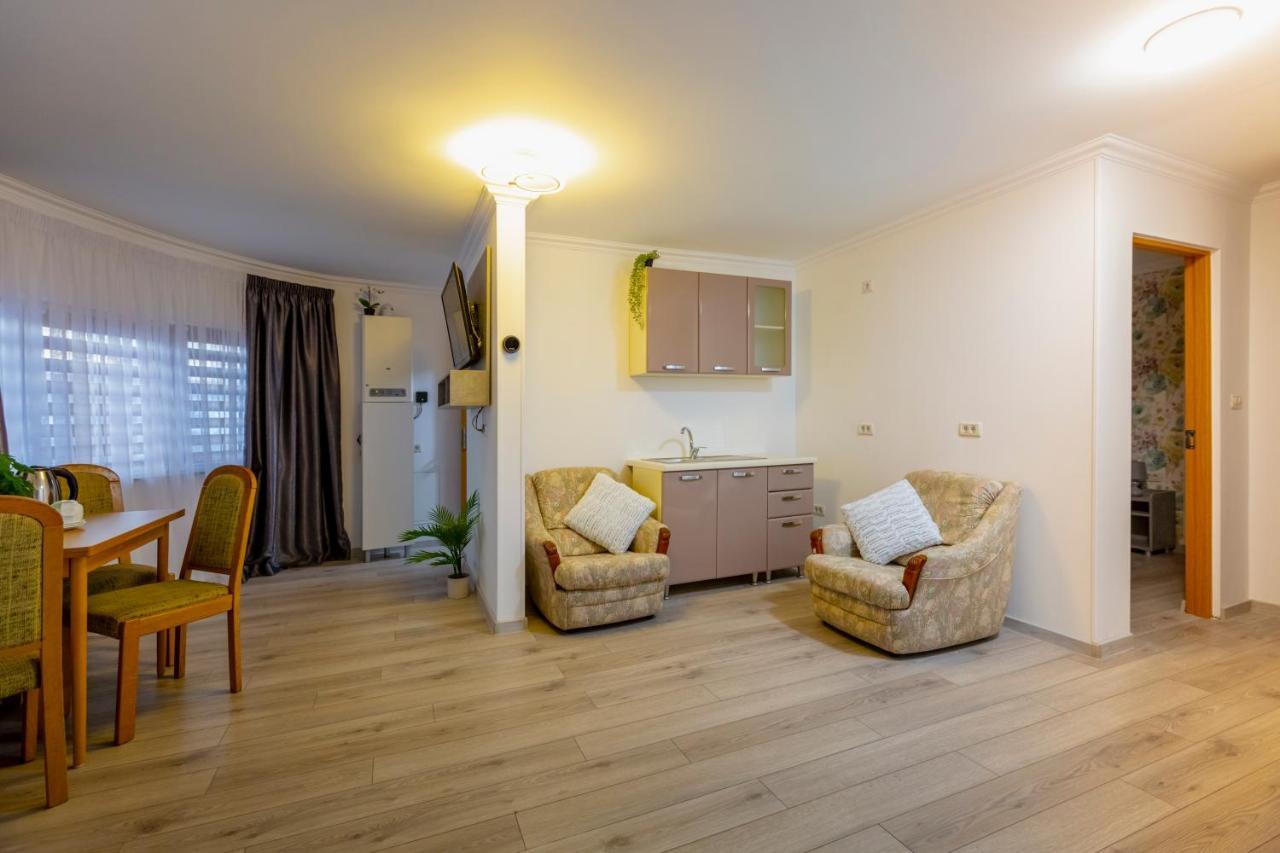 Vaias Aparts Targu Neamt Exterior photo