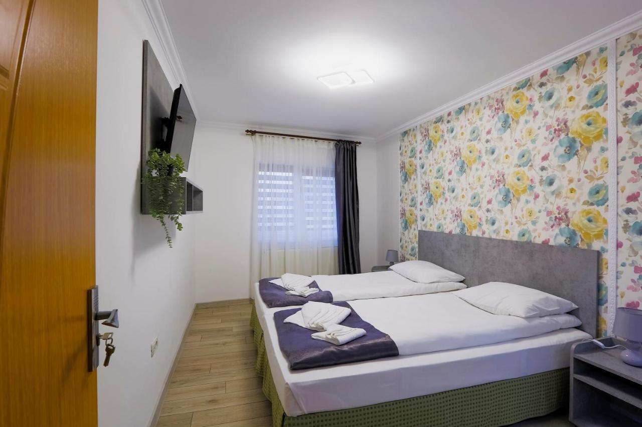Vaias Aparts Targu Neamt Exterior photo