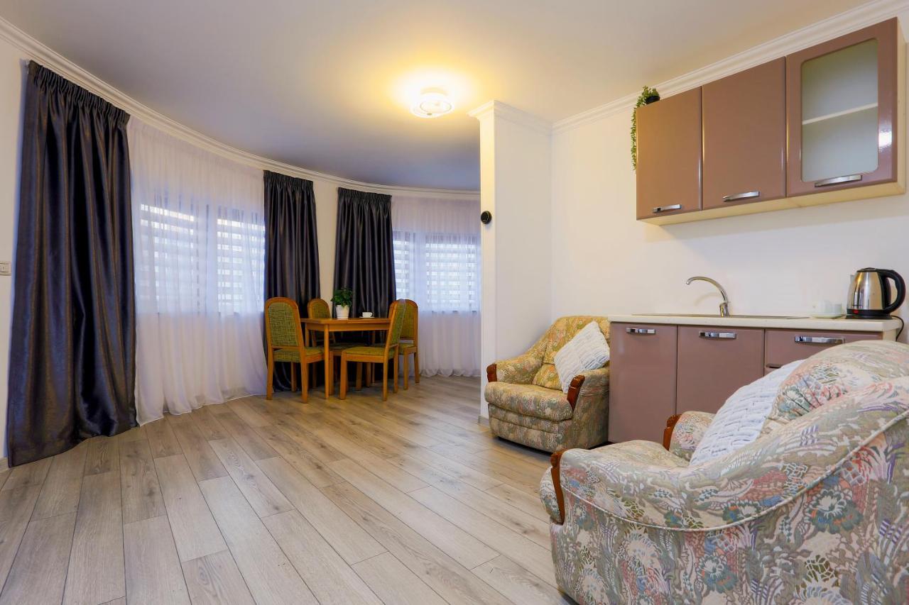 Vaias Aparts Targu Neamt Exterior photo