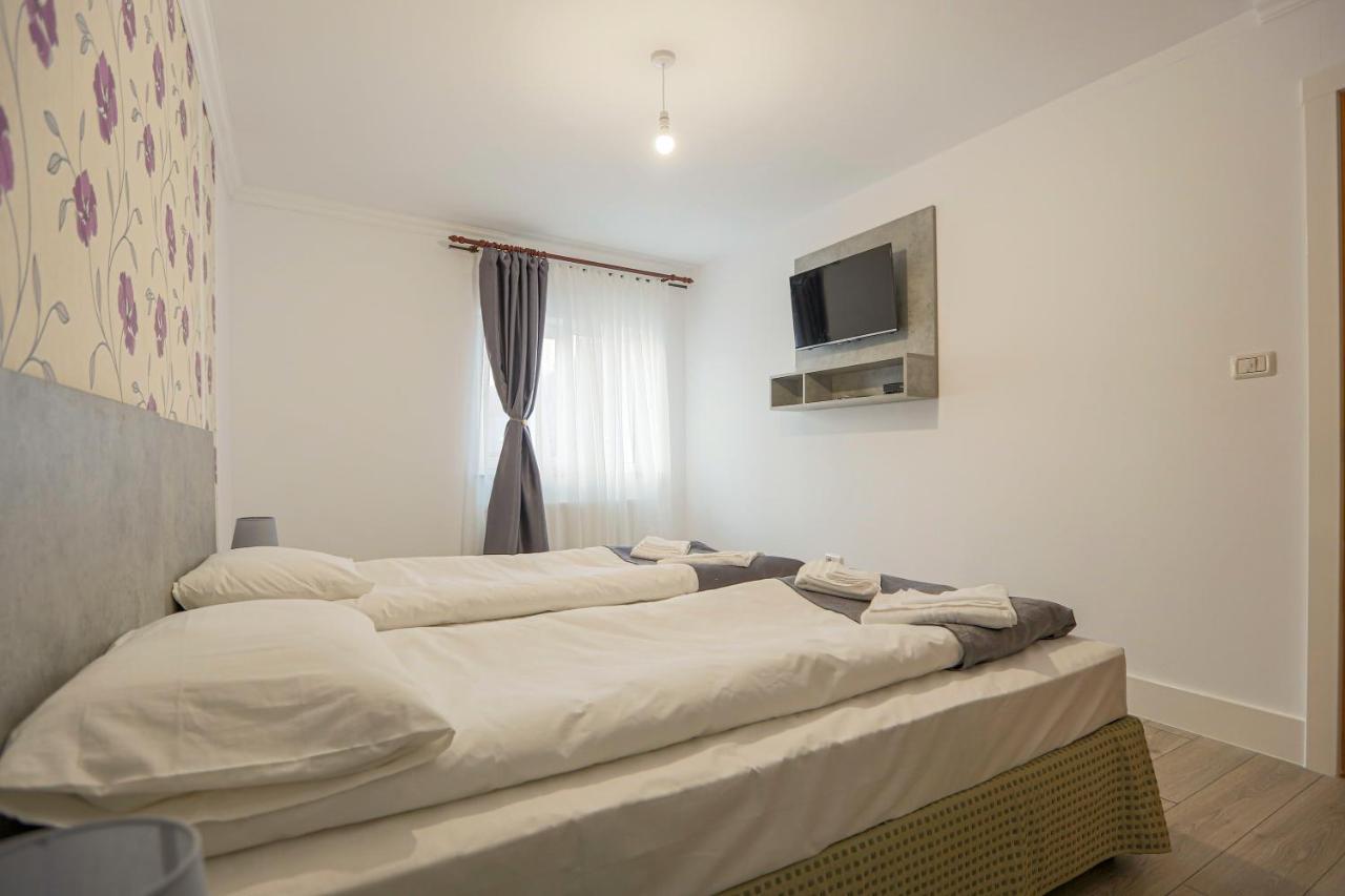 Vaias Aparts Targu Neamt Exterior photo