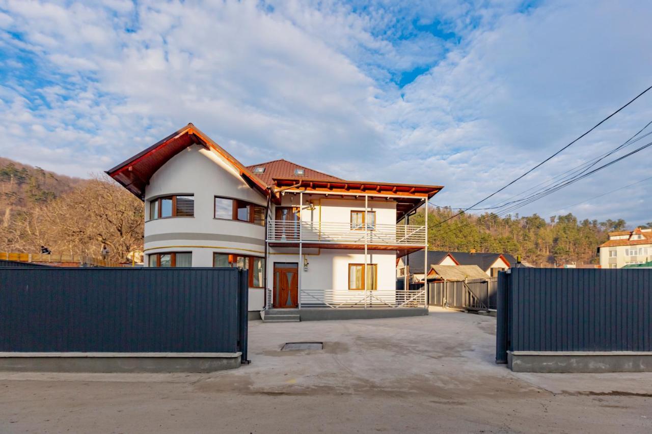 Vaias Aparts Targu Neamt Exterior photo