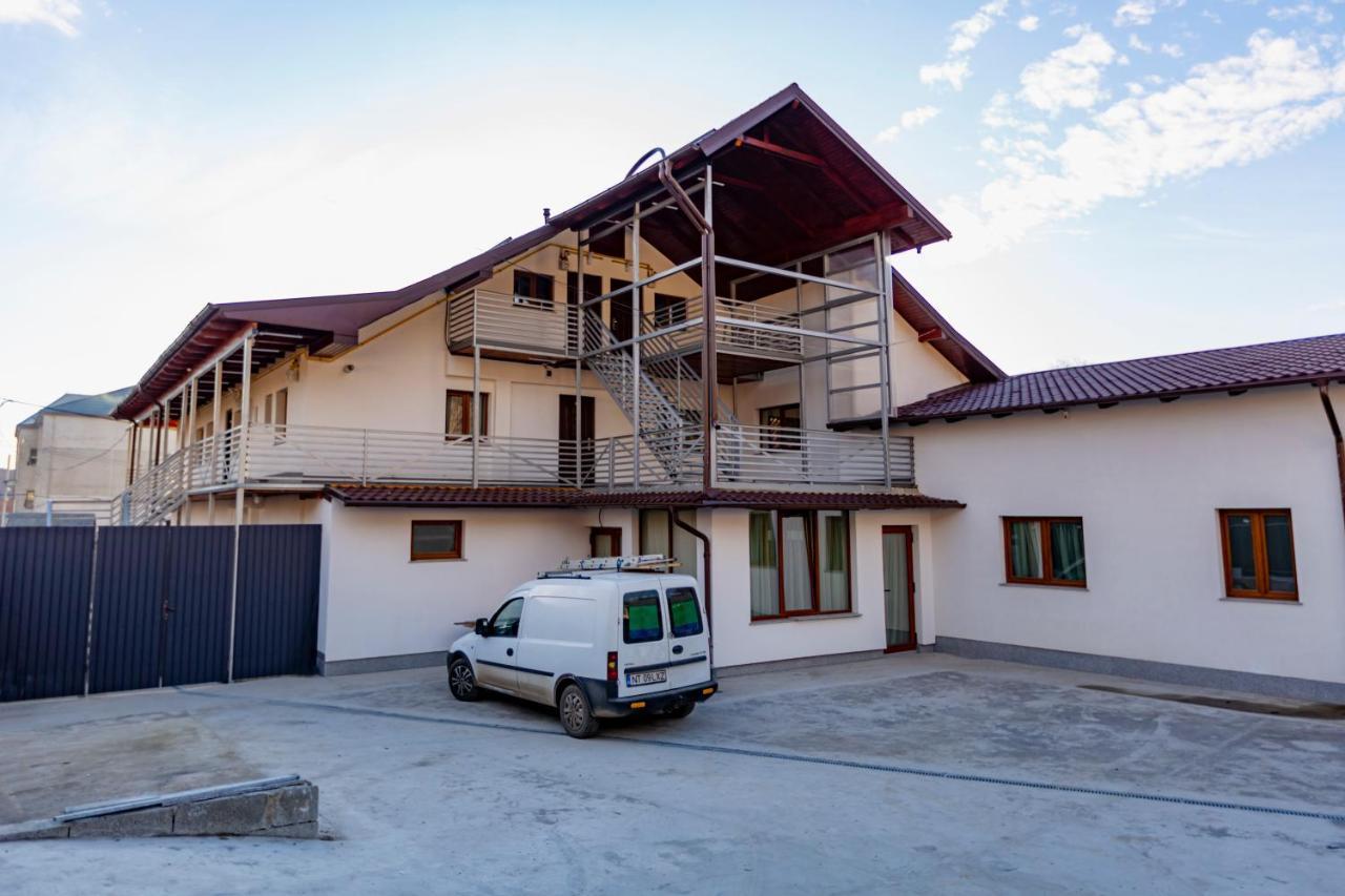 Vaias Aparts Targu Neamt Exterior photo