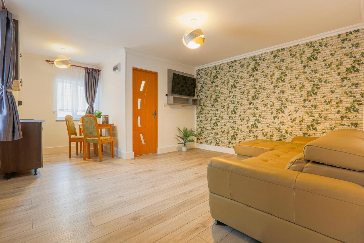Vaias Aparts Targu Neamt Exterior photo