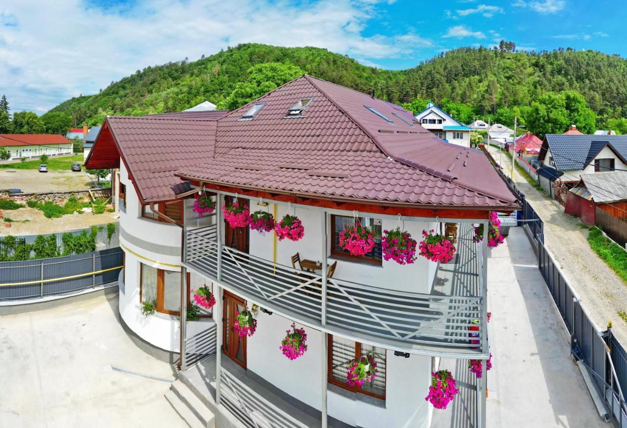 Vaias Aparts Targu Neamt Exterior photo